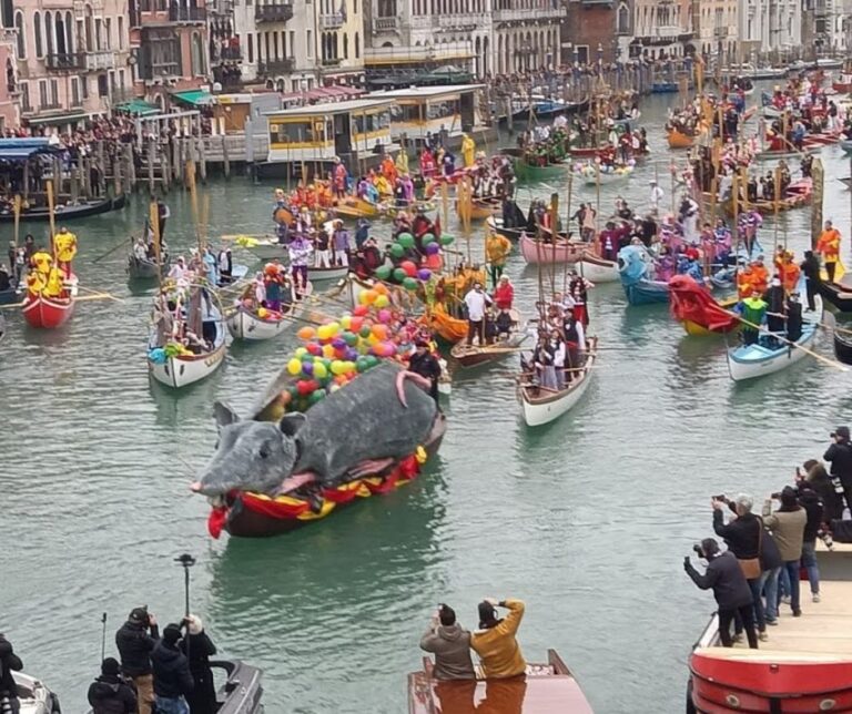 Festa Veneziana a průvod lodí Festa Veneziana – karnevalový průvod vyzdobených lodí s obří Panteganou v Benátkách