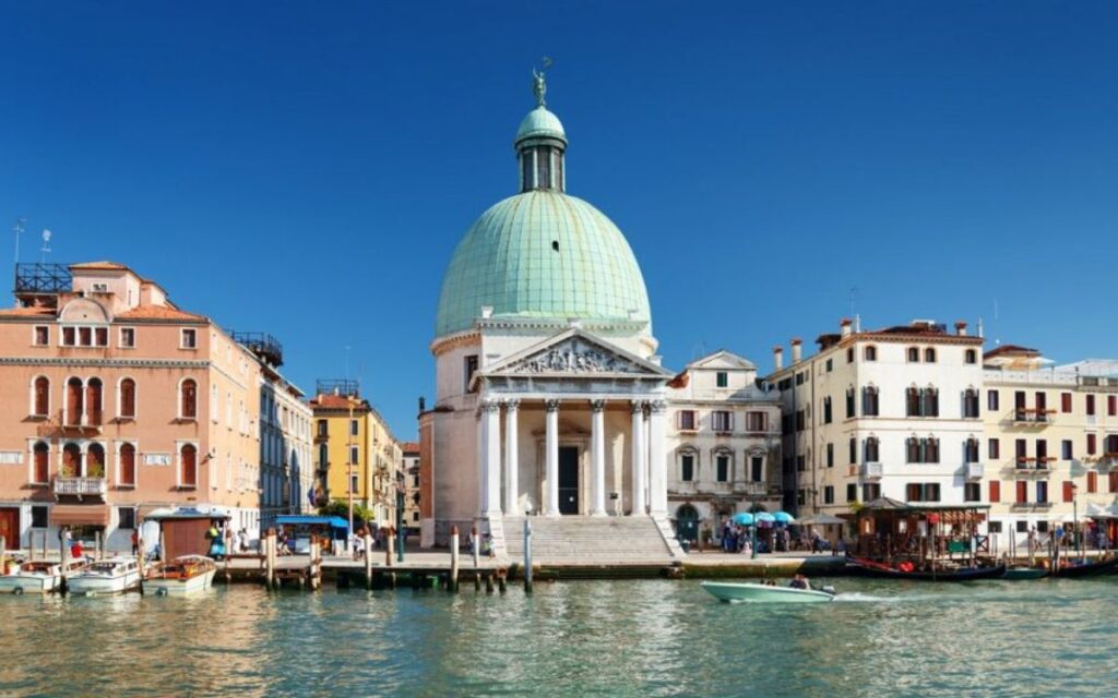 Benátky mosty - okolí Ponte degli Scalzi - Chiesa di San Simeon Piccolo