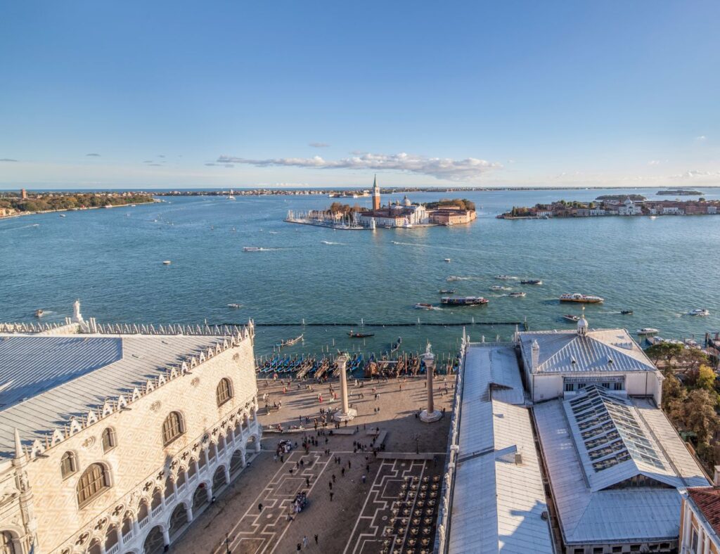 Zvonice svatého Marka - výhled na ostrov San Giorgio Maggiore