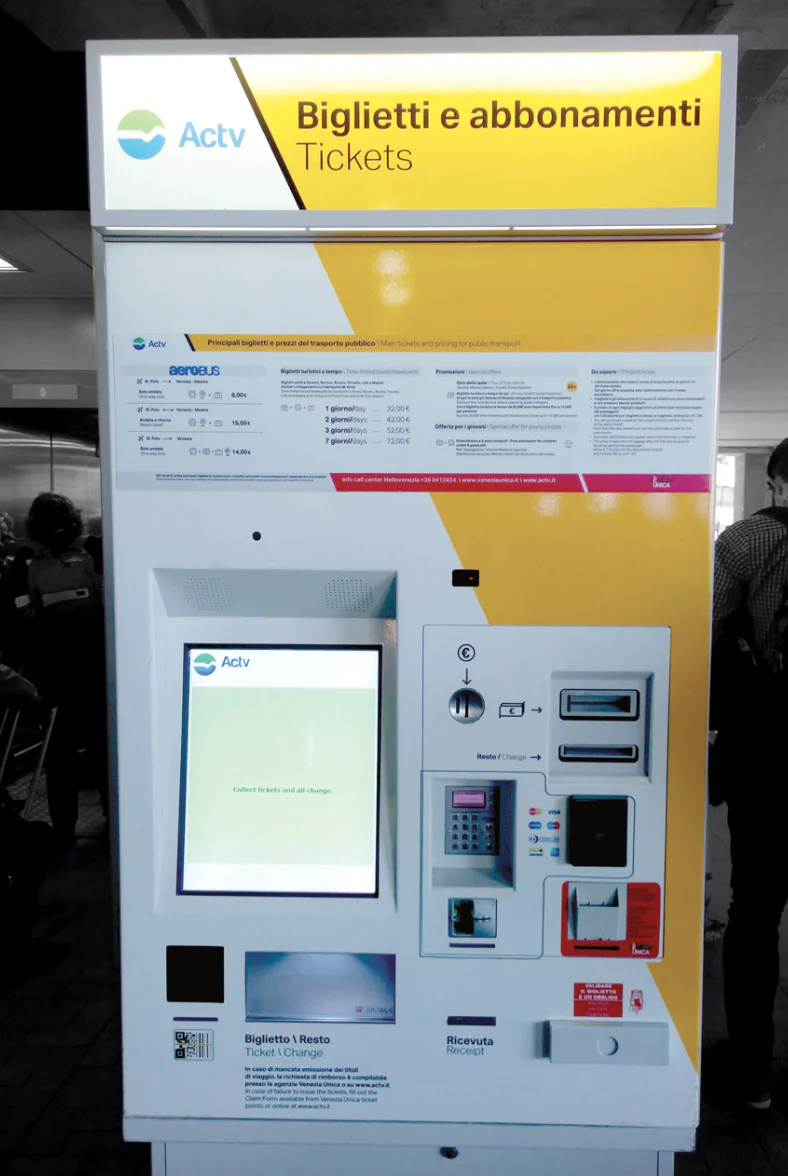 Žlutý automat ACTV pro nákup a vyzvednutí jízdenek na letišti Marco Polo