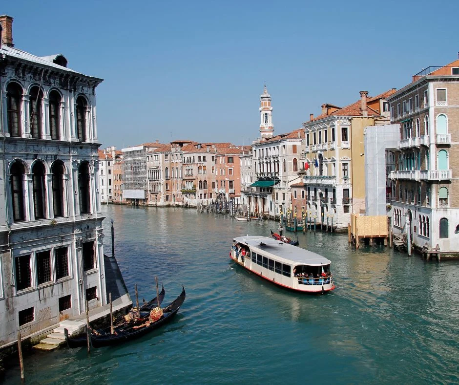 Vaporetto na Canal Grande mezi benátskými paláci