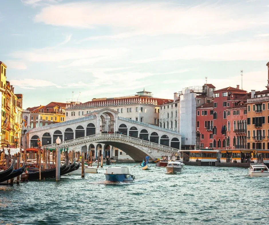 Canal Grande v Benátkách s mostem Rialto a lodním provozem