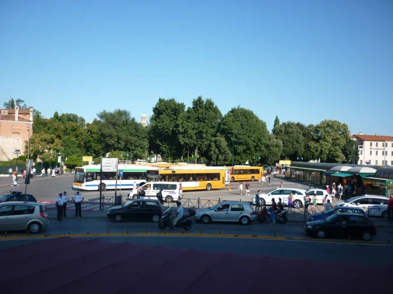 Piazzale Roma – příjezd do historických Benátek Piazzale Roma – příjezd do historických Benátek