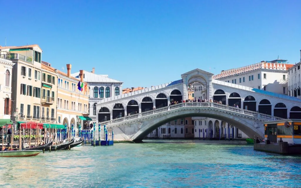 Most Rialto a lodě na Canal Grande