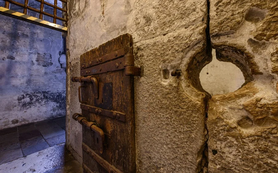 Kamenná cela a dveře ve vězeňských prostorách Dóžecího paláce