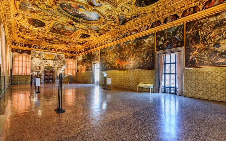 Zlacené stropy a obrazy Volebního sálu v Dóžecím paláci