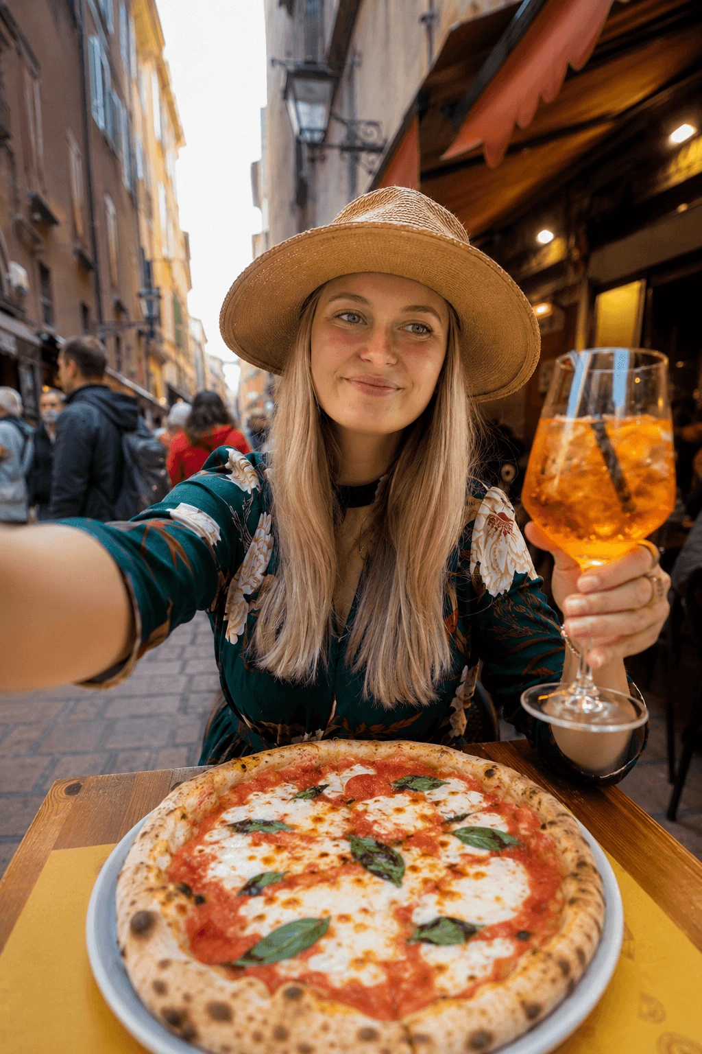 Lucie s pizzou a sklenkou Aperolu v benátské uličce