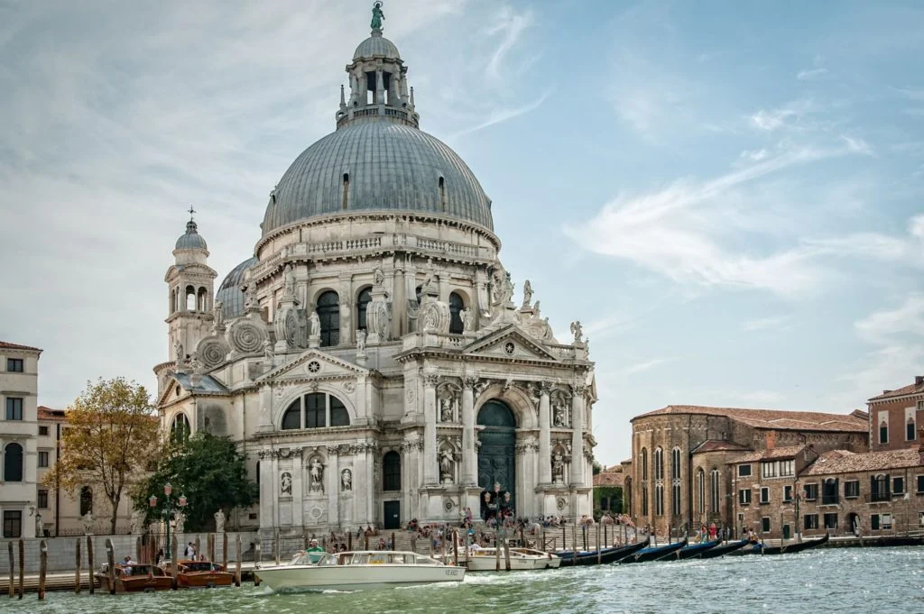 Bazilika Santa Maria della Salute ve čtvrti Dorsoduro