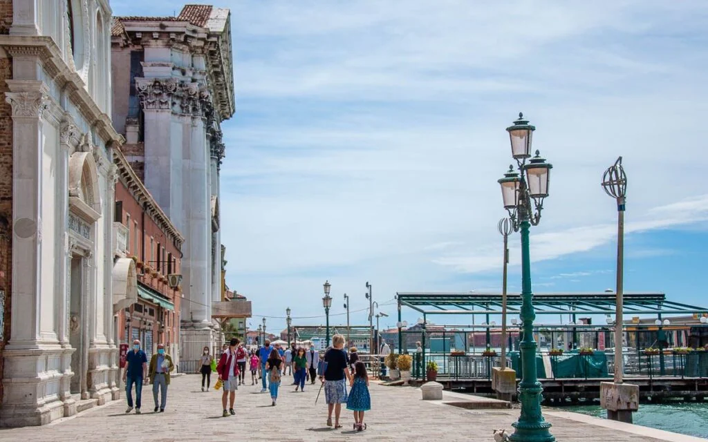 Nábřeží Zattere podél kanálu Giudecca