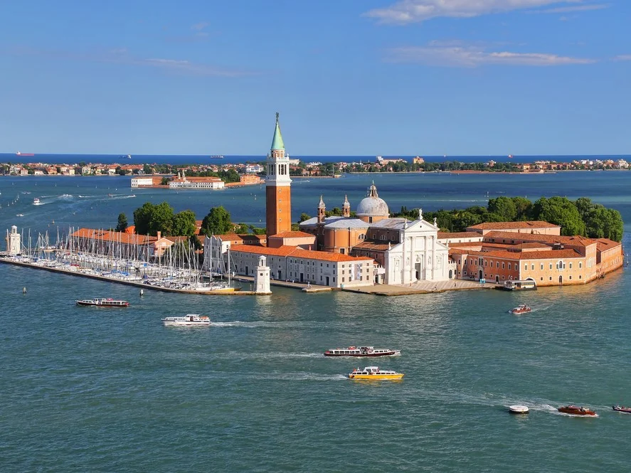 San Giorgio Maggiore se zvonicí a bazilikou v benátské laguně