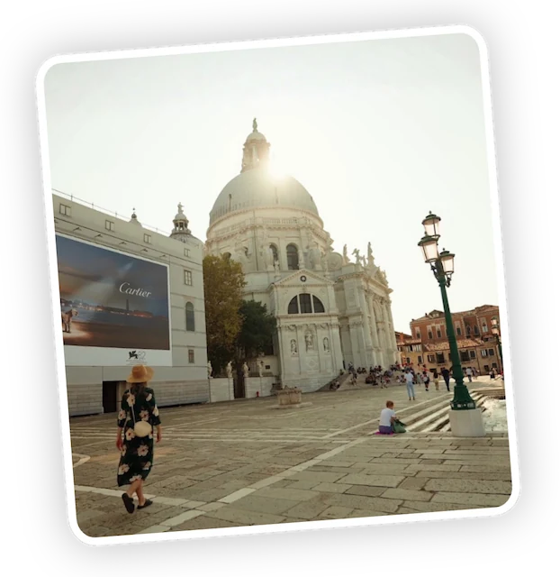 Lucie před bazilikou Santa Maria della Salute v Benátkách