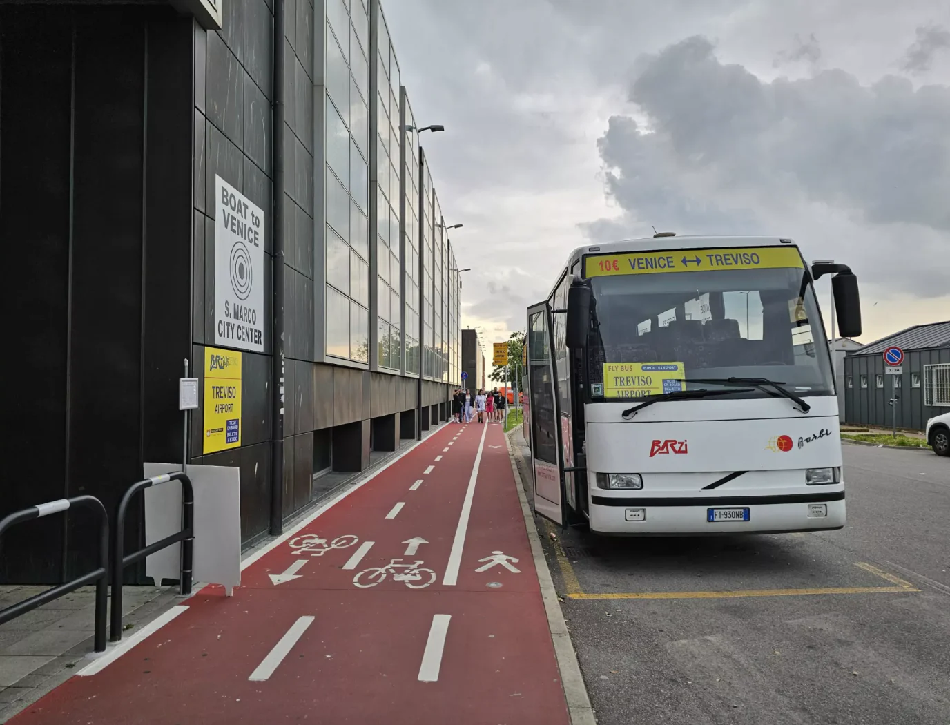 Autobus Terravision na letišti Treviso Antonio Canova