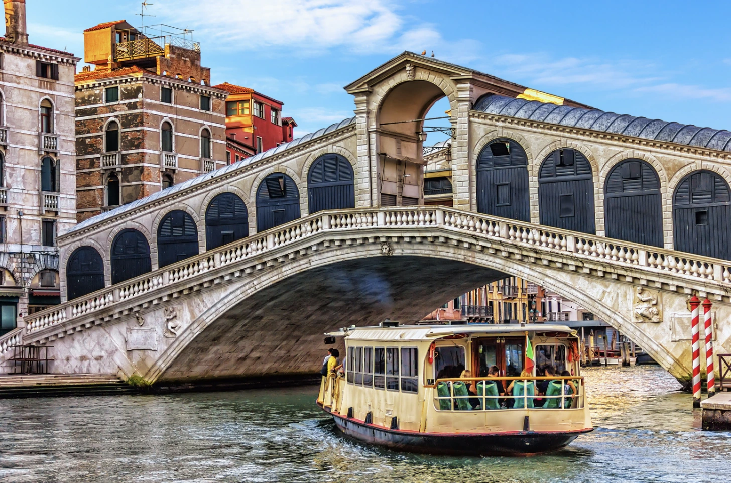 Vaporetto Benátky: vodní autobus ACTV pod mostem Rialto na Canal Grande