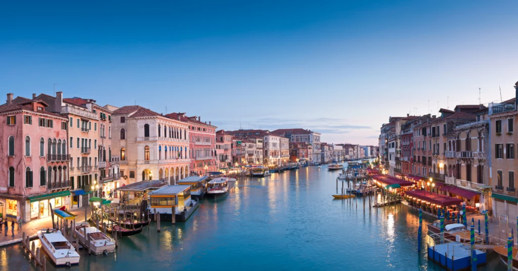 Paláce a lodě na Canal Grande v Benátkách