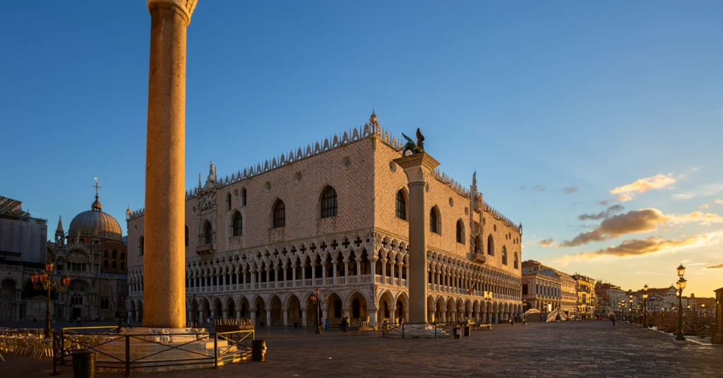 Dóžecí palác Palazzo Ducale na nábřeží v Benátkách
