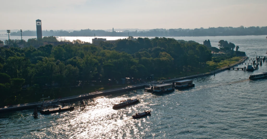 Zeleň v oblasti Giardini della Biennale v Benátkách