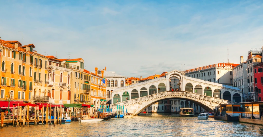 Kamenný most Rialto přes Canal Grande v Benátkách