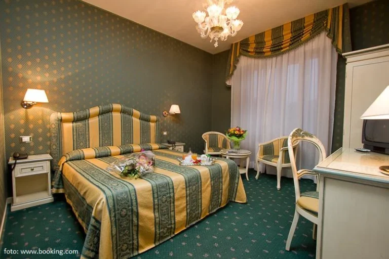 Dvoulůžkový pokoj hotelu Conterie na ostrově Murano Dvoulůžkový pokoj hotelu Conterie na ostrově Murano