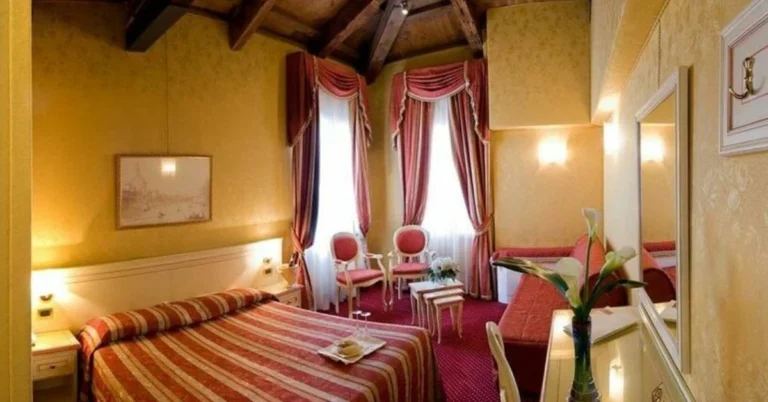 Pokoj hotelu Ca’ San Polo v historických Benátkách Pokoj hotelu Ca’ San Polo v historických Benátkách