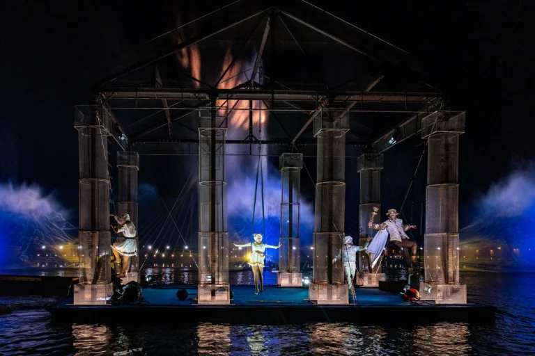 Karneval v Benátkách – Arsenale Water Show Karneval v Benátkách: účinkující, světla a vodní efekty při Arsenale Water Show Il Richiamo di Olympia