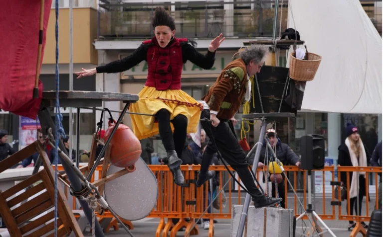 Karneval v Benátkách – pouliční divadlo a Street Show Karneval v Benátkách: artisté při pouličním divadelním vystoupení Venice Carnival Street Show